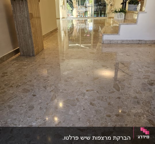 רצפה מבריקה ונקייה עם השתקפות אור